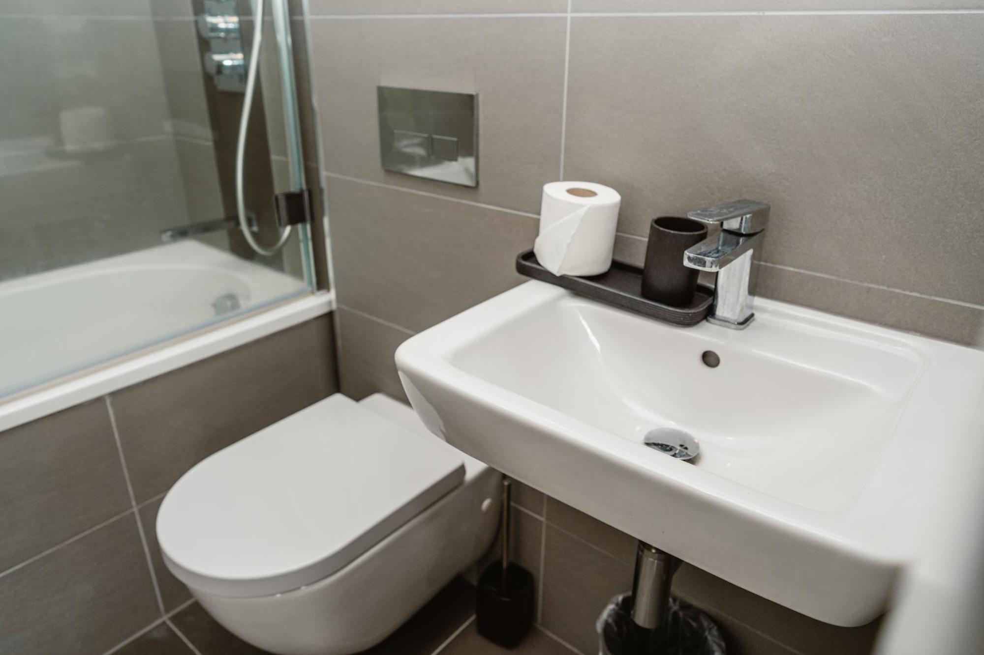 Vichy - The Glass House Vip Luxury With Gym, Cinema & Gaming Rooms, And Work Space Access Apartment Kingston upon Hull
